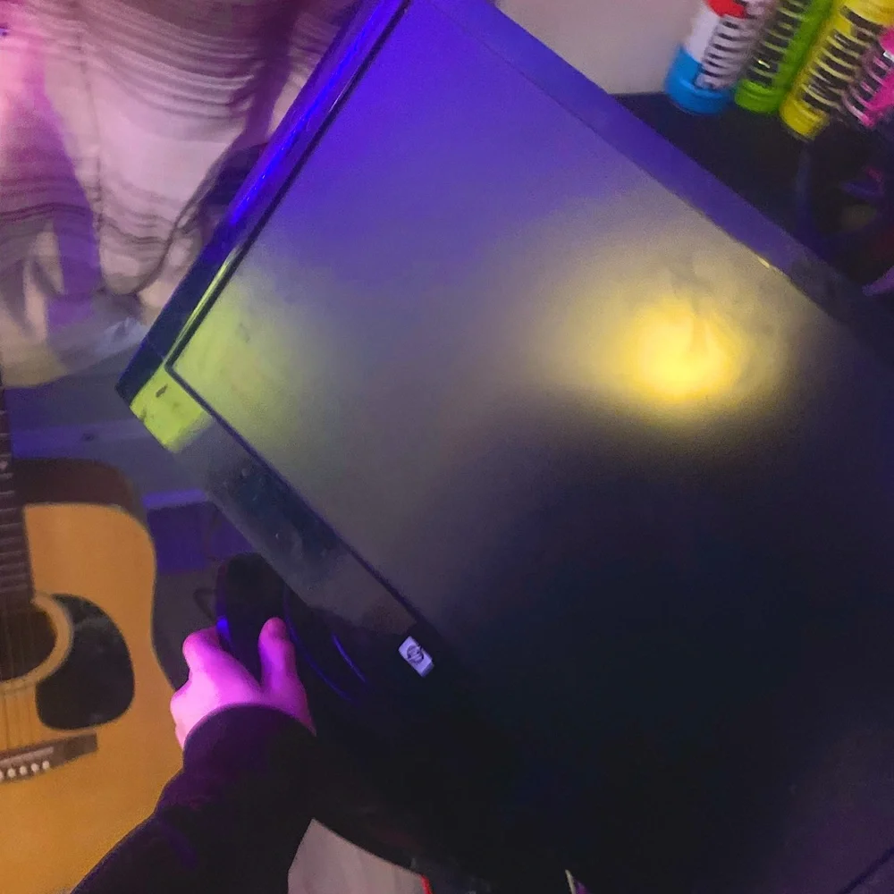 Very nice monitor comes with power cord and d sub it’s perfectly working